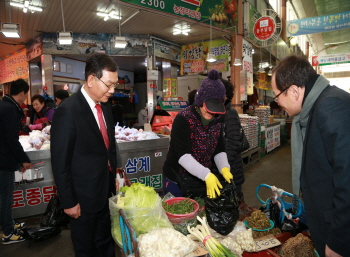 장만채 전남교육감 전통시장서 장보기