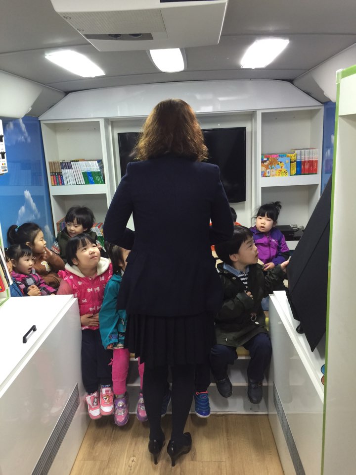 북버스 안에서의 동화 여행, 책은 내친구   