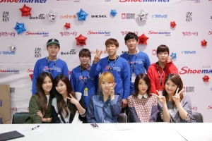 인기 걸그룹 포미닛 팬 사인회, 성황리에 마쳐