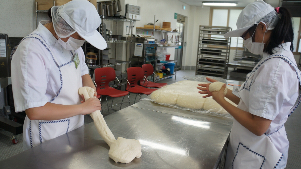 꽃동네학교 사랑관에서 제빵왕 꿈을 키워요