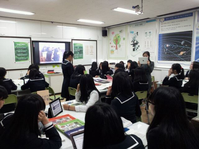 스마트교육으로 교실수업이 즐거워진다. 스마트교육으로 교실수업이 즐거워진다.