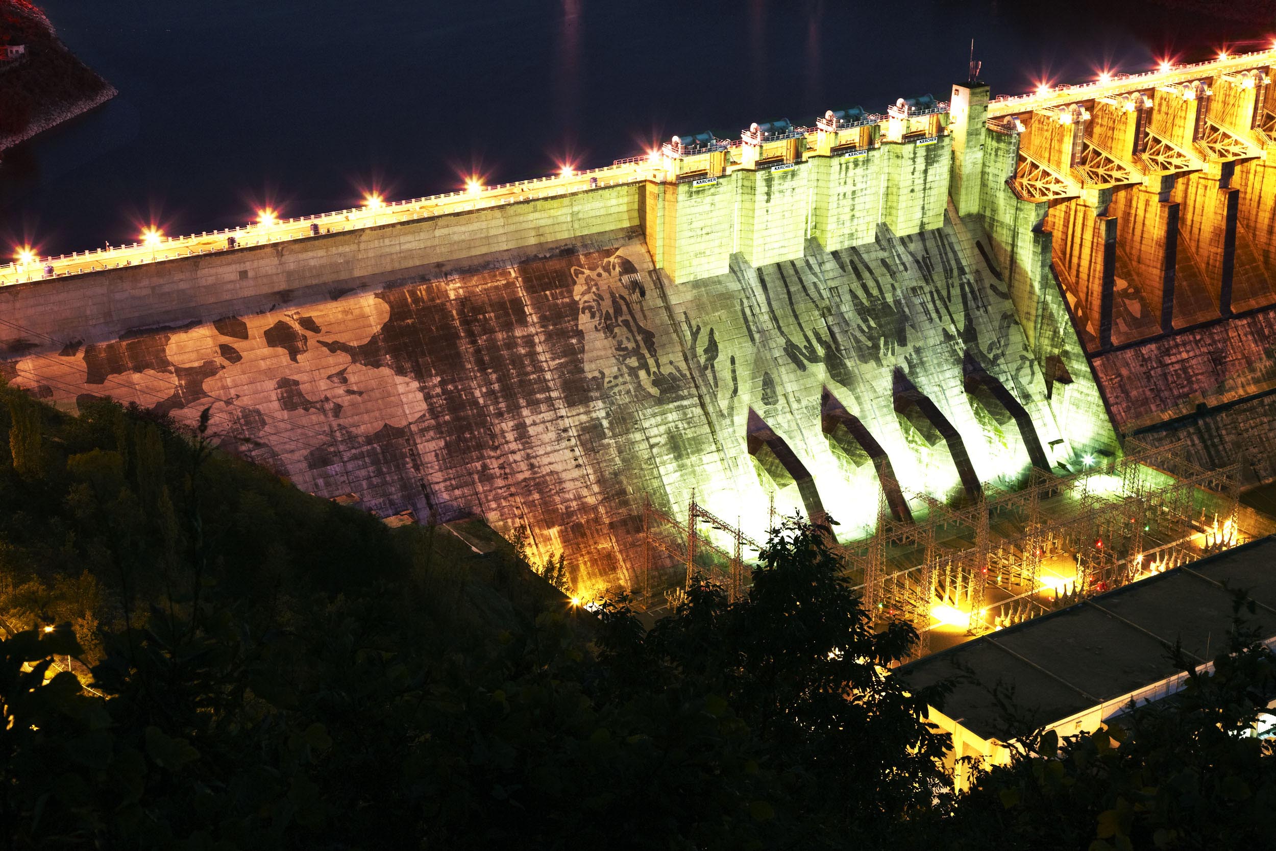 ‘무표정한 회색 벽에 감성을 입히다’…도시 분위기 살리는 거대한 벽화들