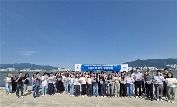 낙동강 하구에 어린 동남참게 10만 마리 방류, 청년세대 동참
