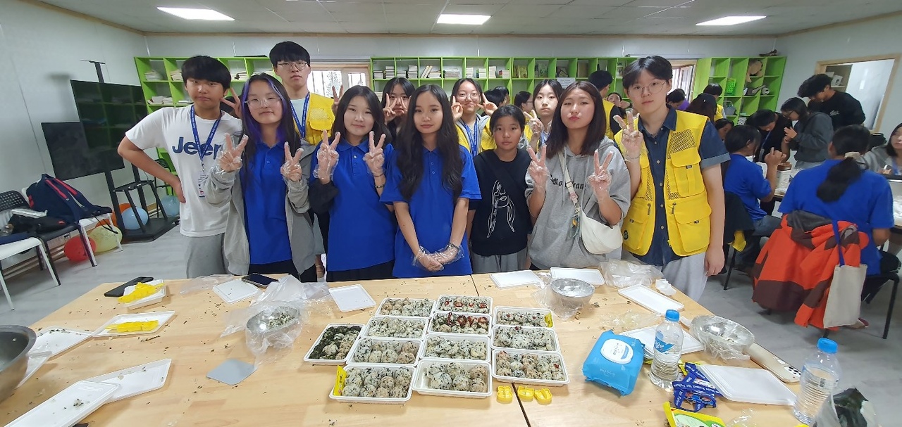 2. 대구시교육청, 글로벌 탐구 미래삶 해외(몽골) 봉사활동 성공적!-10(문화교류_주먹밥 만들기).jpg 2. 대구시교육청, 글로벌 탐구 미래삶 해외(몽골) 봉사활동 성공적!-10(문화교류_주먹밥 만들기).jpg