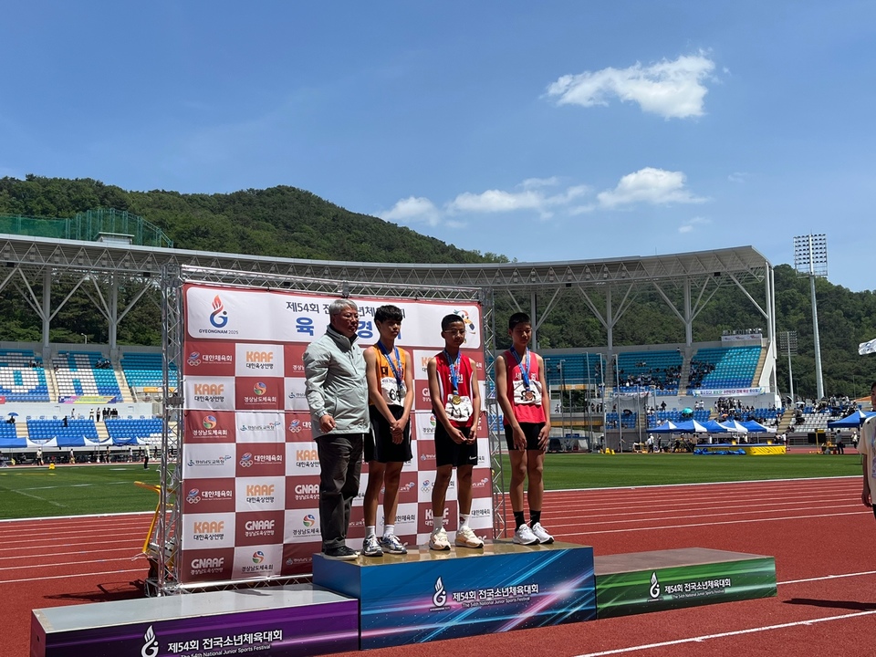 [0520]4.사진자료(강원특별자치도교육청, 제54회 전국소년체육대회 육상 사전경기서 금1, 은1, 동2로 힘찬 출발)(1).jpg