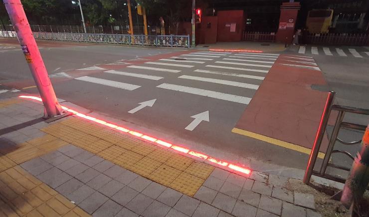 03.1 사진(산성초등학교 정문 앞 횡보도).jpg