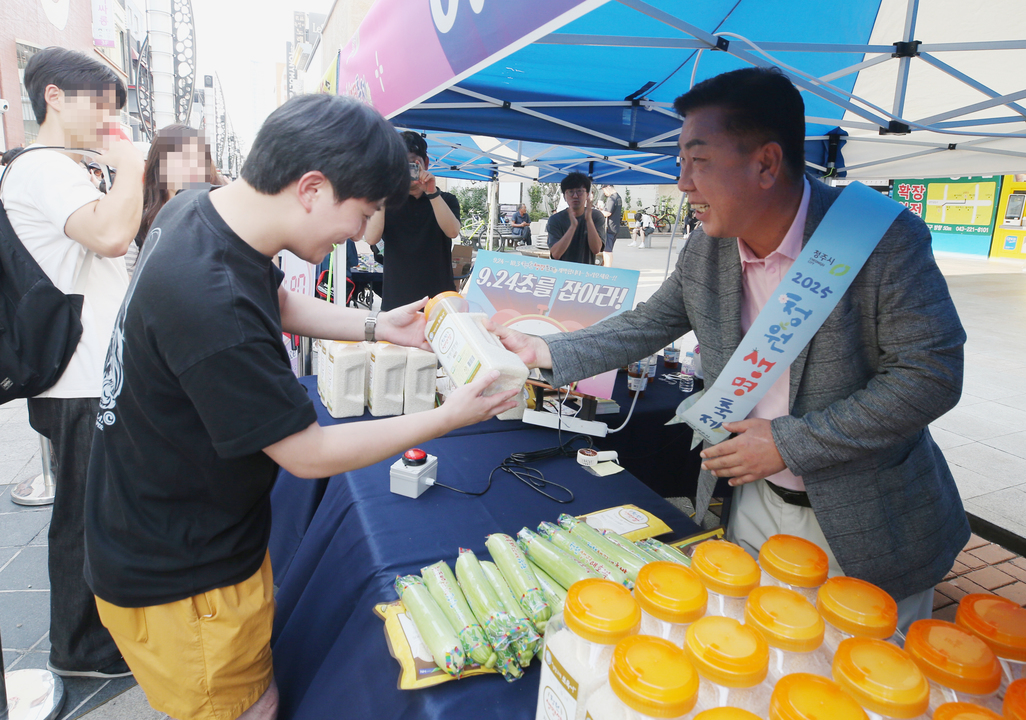 01.1 청원생명축제 D-50, 성안길에서 거리홍보 이벤트 개최_사진(이범석 청주시장 행사 참여).jpg