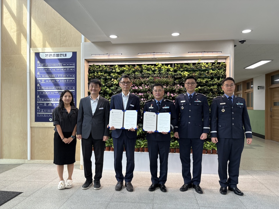 9. 지난 30일 울산상업고는 공군과 부사관 양성 교육을 내용으로 하는 업무협약을 맺고 기념촬영을 하고 있다. (1).jpg