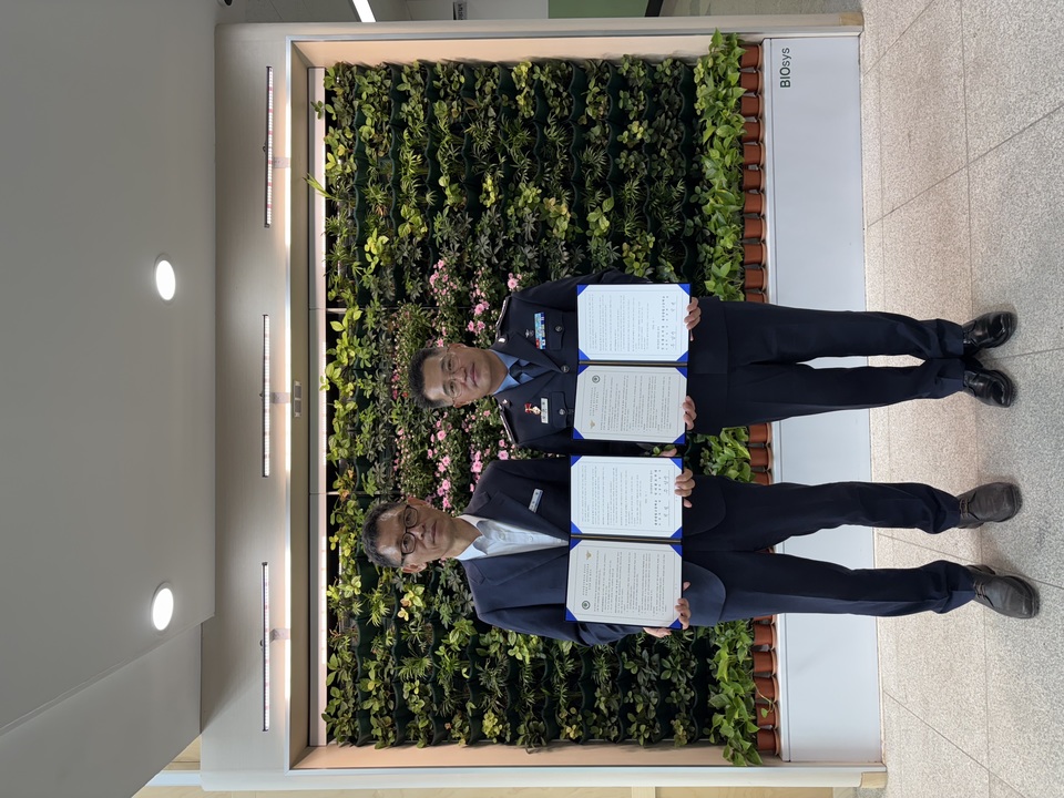 9. 지난 30일 울산상업고는 공군과 부사관 양성 교육을 내용으로 하는 업무협약을 맺고 기념촬영을 하고 있다. (2).jpg