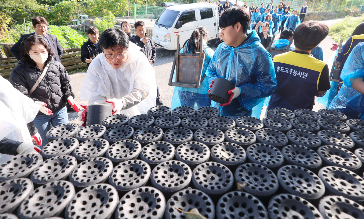 인천광역시교육청, 이웃에 온기를 전하는 사랑더함 연탄봉사에 동행